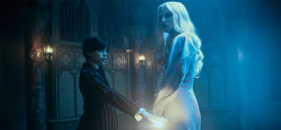 Lady Gaga als Rosaline Rotwood Jenna Ortega und Lady Gaga in Wednesday.