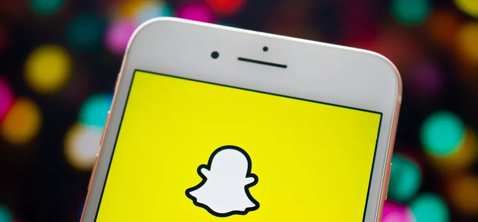 Ein Handy mit dem Snapchat Logo als Inhalt.