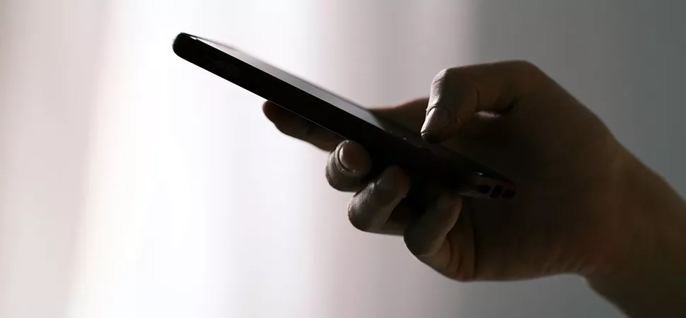 Hand hält ein Smartphone 