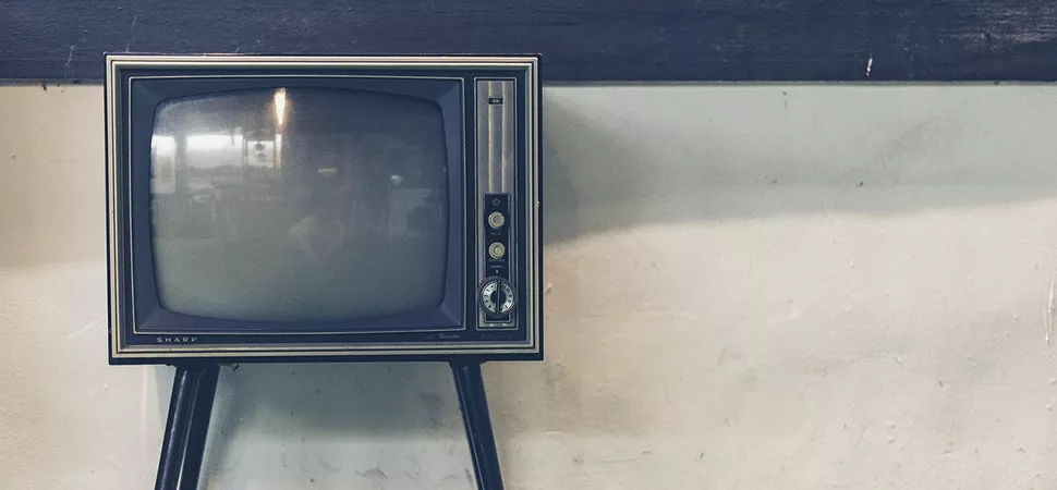 Ein alter Röhrenfernseher mit Beinen