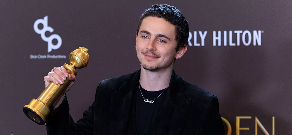 Schauspieler Timothee Chalamet mit seinem Golden Globe Award auf dem roten Teppich