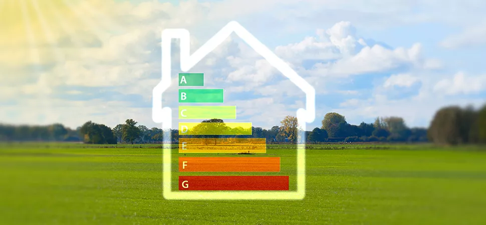 Eine Grafik mit einem transparenten Haus mit Energieeffizienz-Balken vor einer Wiese