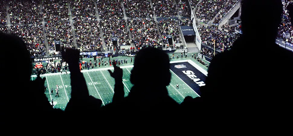 Eine jubelnde Menge mit Blick auf ein Football-Feld