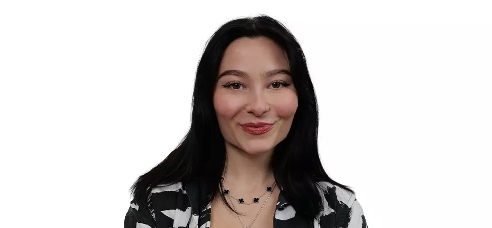 Junge Frau mit schwarzen Haare und einem schwarz weiß gemustertem Top