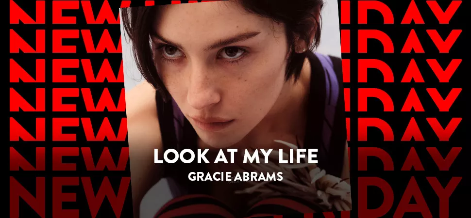 Grafik mit einem Foto von Gracie Abrams