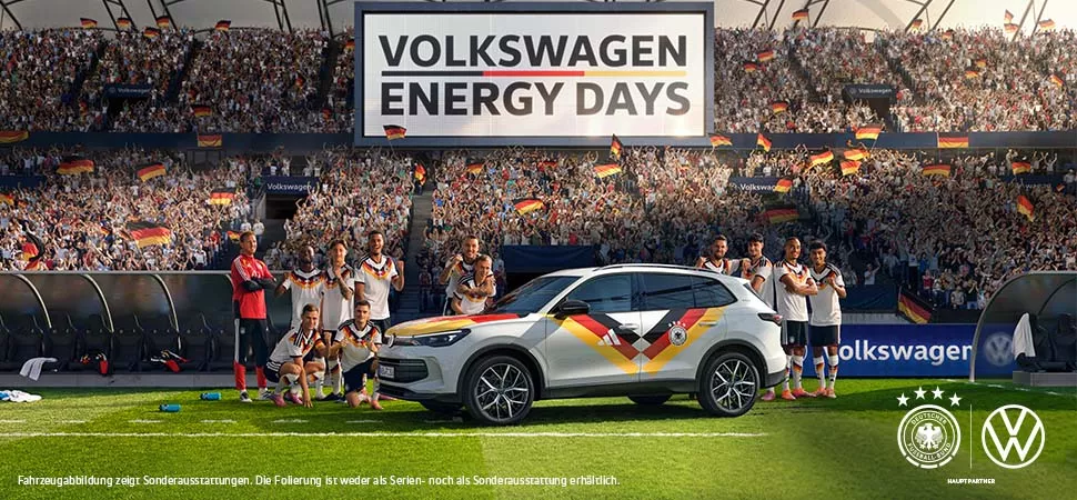 Ein Auto in einem Fußballstadion voller Fans