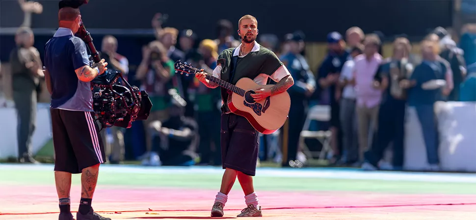 Justin Bieber spielt Gitarre bei der Halbzeitshow