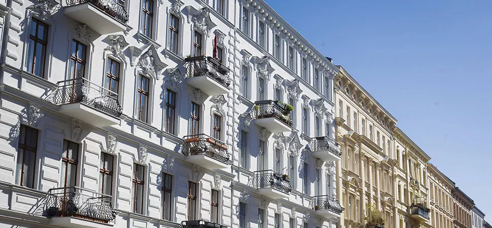 Häuserzeile sanierte Altbauten in Berlin