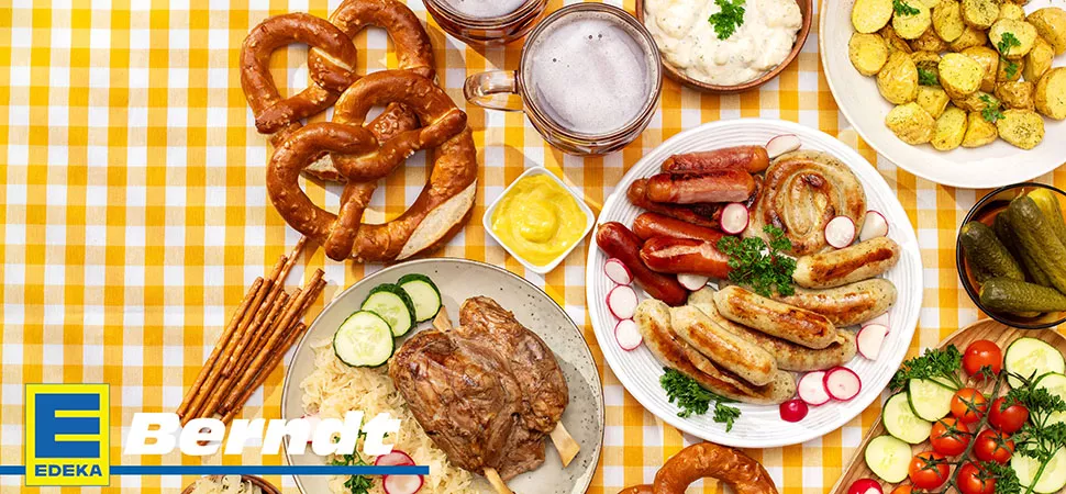 Tisch voller Oktoberfest Spezialitäten