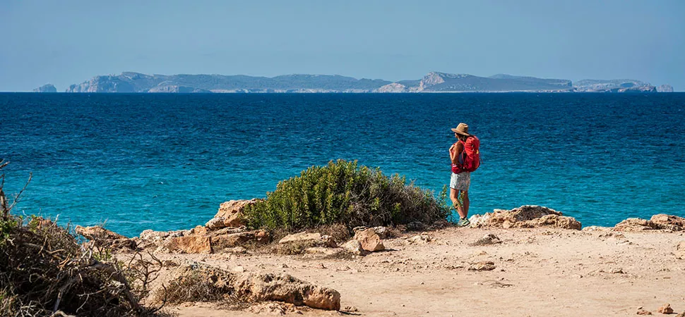 Eine Frau mit Wanderrucksack auf Mallorca