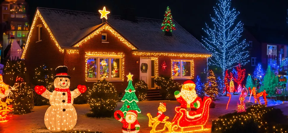 Weihnachtshaus mit vielen Lichterketten