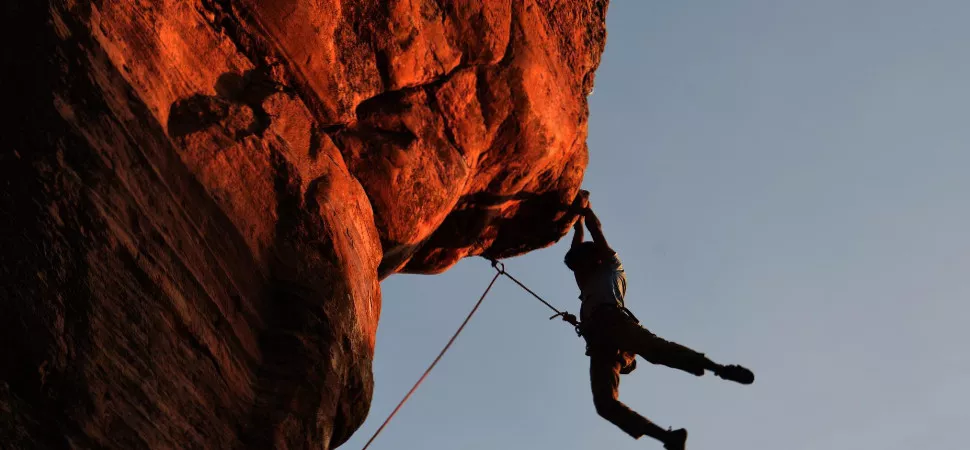 Freeclimbing Person, die an Felsen klettert