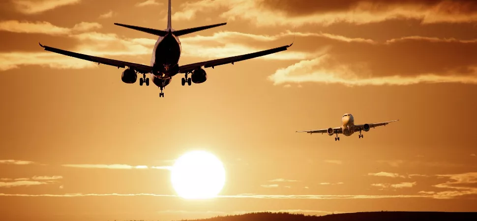Herbstreiseziele Flugzeuge im Sonnenuntergang