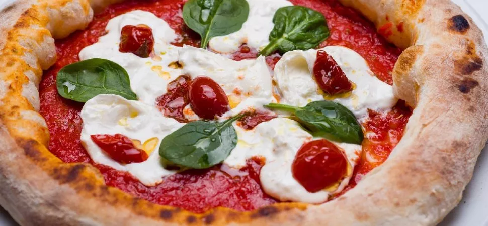 Header Pizza 970 Pizza mit Käse, Tomaten und Basilikum