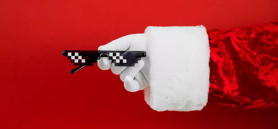 Header Weihnachten Sonnenbrille 970 Weihnachtsmann hält eine Sonnenbrille