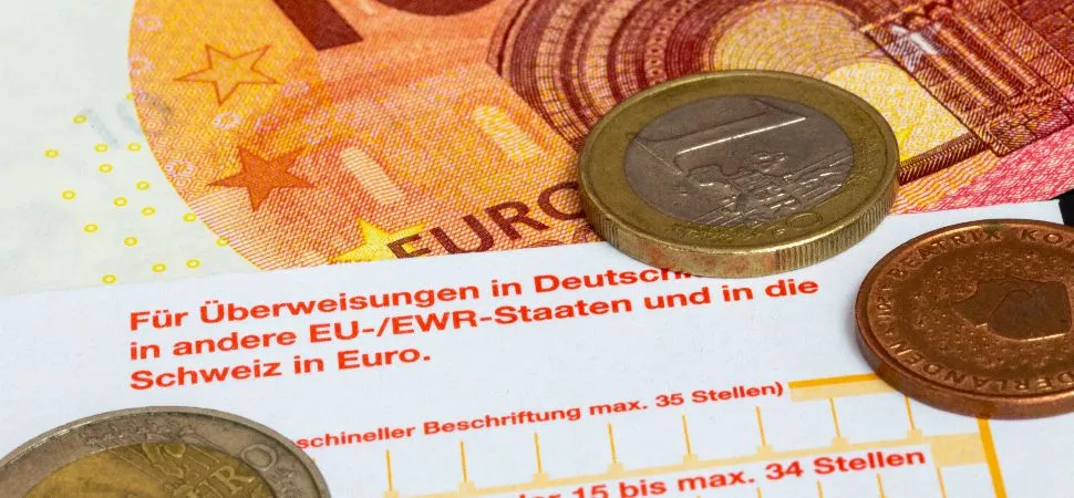 Geld auf einem Überweisungsschein