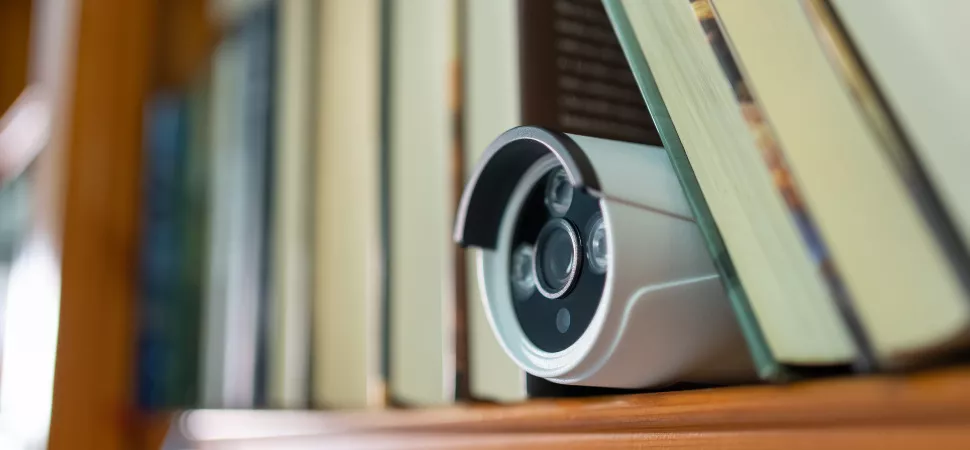 Header versteckte Kamera 970 Kamera zwischen Büchern