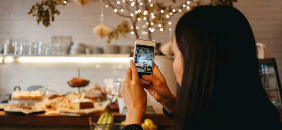 Frau fotografiert mit Handy Frau fotografiert mit Handy