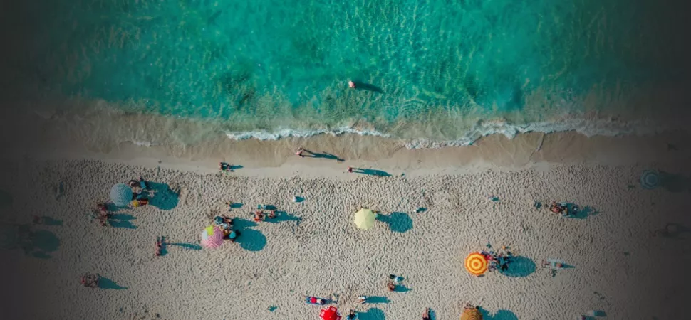 Ist das Erlaubt? Sonnenbaden ohne Kleidung im Urlaub? Im Urlaub oben ohne: Darf ich das?