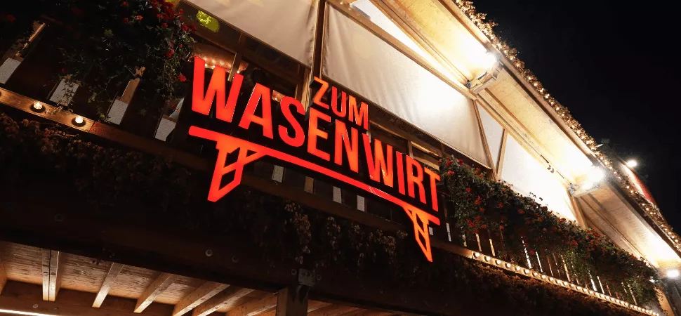 Header Wasenwirt Wasenwirtlogo an einer Empore