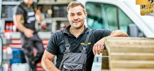 Mann in einer Werkstatt