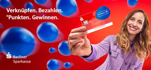 Eine Frau mit einer Sparkassen Karte umringt von PAYBACK Punkten