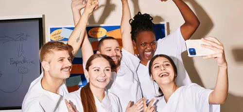 Eine Gruppe junger Leute aus dem Medizin Sektor macht ein Selfie