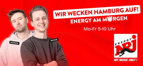 Rote Grafik mit einem Foto von zwei jungen Männnern