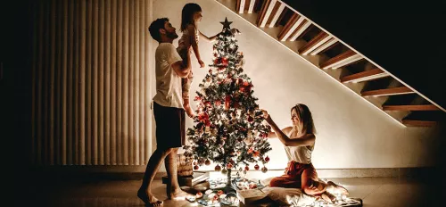 Familie schmückt einen Weihnachtsbaum Familie schmückt einen Weihnachtsbaum