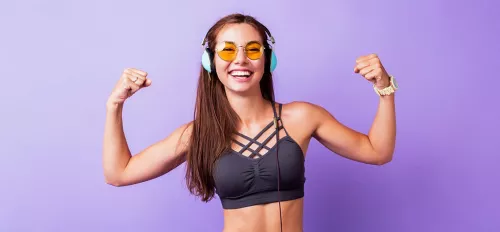 Frau hört Musik