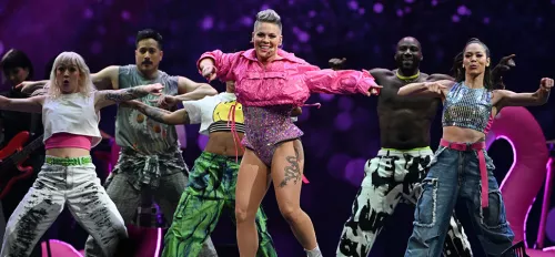 P!NK und Tänzerinnen performen auf der Bühne während der Summer Carnival Tour