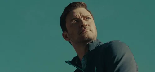 Justin Timberlake schaut in die Ferne.