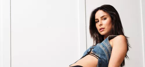 Lena Meyer-Landrut lehnt sich zurück.