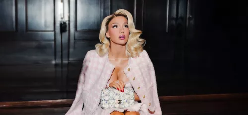Shirin David sitzt auf einer Treppe vor einer Tür.