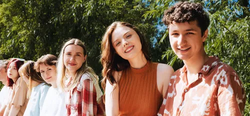 Eine Gruppe Teenager / junger Leute