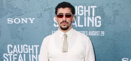 Bad Bunny mit Sonnenbrille auf dem roten Teppich