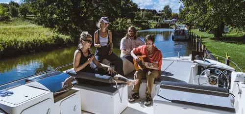 Die Band Kat Koan machen Musik auf einem Le Boat Hausboot
