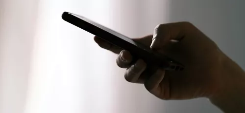 Hand hält ein Smartphone 