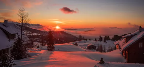 Schneebedeckte Winterlandschaft bei Sonnenaufgang oder Untergang