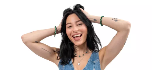 Junge Frau wuschelt sich durch die Haare