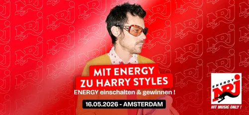 Foto von Harry Styles vor rotem ENERGY Hintergrund 