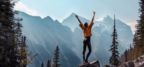 Frau steht auf einem Berg in Kanada.