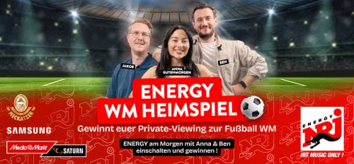 Grafik mit drei Moderator*innen in einem Fußballstadion