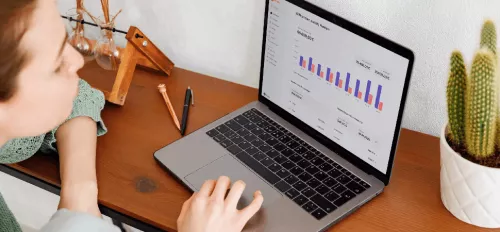 Person macht ihre Buchhaltung auf dem Laptop mit sevdesk