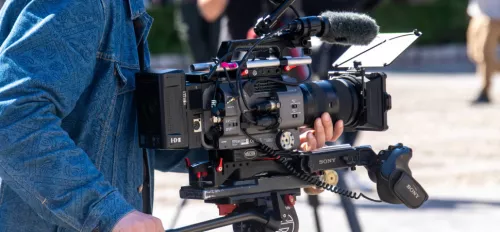 Kameramann auf einem Filmset