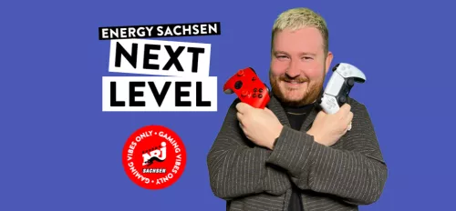 Nando hält zwei Gamingcontroler in der Hand und freut sich
