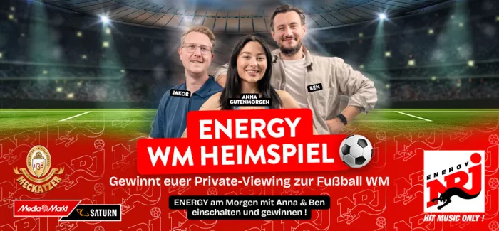 Grafik mit drei Moderator*innen in einem Fußballstadion