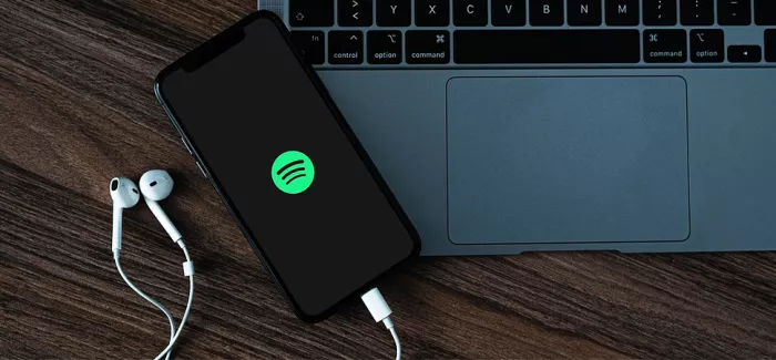 Handy mit Spotify und Kopfhörern.