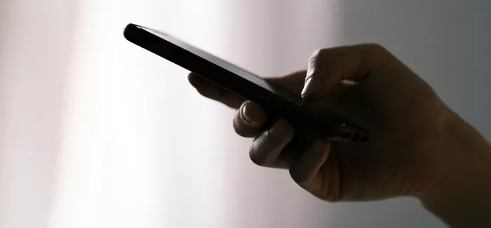 Hand hält ein Smartphone 