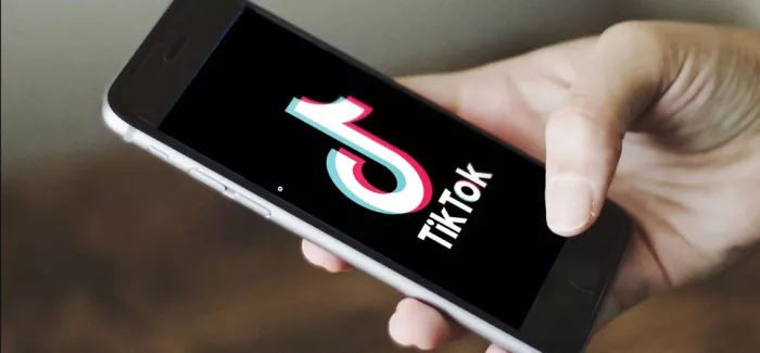 TikTok App auf einem Handy.